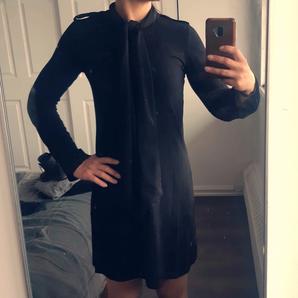 Knit dress with front cravate and back button